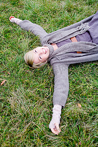 背面躺在草地上的女人