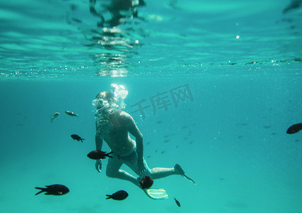 水摄影照片_西班牙巴利阿里群岛梅诺卡人海浮潜的水下景观