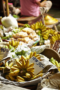 在泰国拉查布里的市场摊位上展示新鲜水果