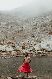 山水人摄影照片_美国加利福尼亚州红杉国家公园矿泉王湖上一名裸体男徒步旅行者用毛巾包裹自己