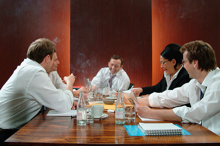 冷饮标志摄影照片_在董事会会议上吸烟