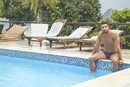 泳池中的男子背景中的舒格洛夫山里约热内卢巴西