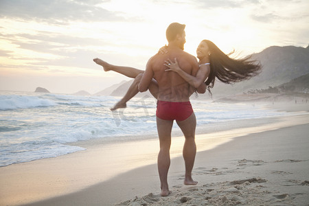海滩上的中年夫妇男人抱着女人后视镜