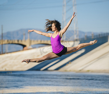 空中舞者举起手臂做劈叉洛杉矶加利福尼亚州美国