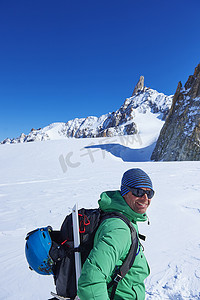 法国格拉尼亚阿尔卑斯山勃朗峰上的成年男子滑雪者肖像