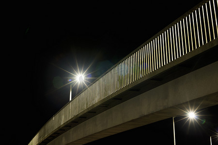 户外天桥摄影照片_城市桥梁上的路灯