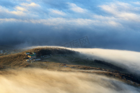 乌克兰克里米亚南德梅尔吉山卢卡什蒂耶村驱散山雾的景象