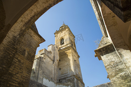 西班牙安达卢西亚麦地那西多尼亚教堂塔的低角拱形视图