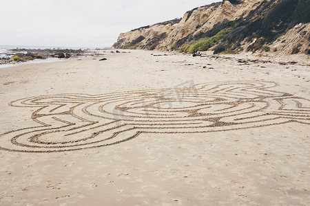 在美国加利福尼亚州拉古纳海滩水晶湾州立公园海滩沙滩上绘制的线条图案
