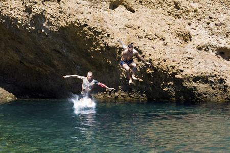 法国马赛两名年轻人从岩石上跳入海中
