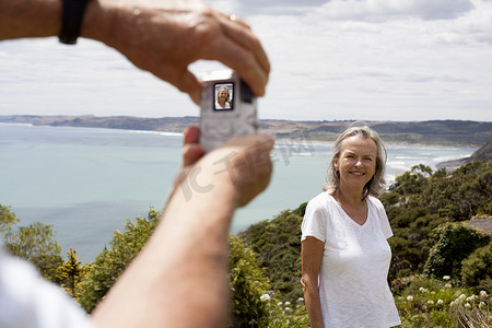 丈夫拍摄妻子背景是海洋新西兰拉格兰