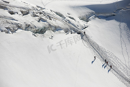 登山者穿越厚厚的积雪高角度