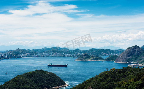 巴西里约热内卢尼特罗伊海湾中航行的船只的高角视角