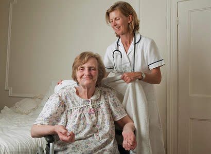 医疗家具摄影照片_帮助老年妇女的护士