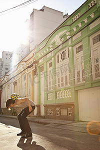 it人摄影照片_巴西里约热内卢学生在街头用足球技巧庆祝