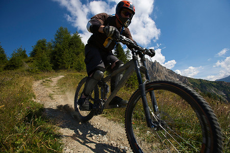 在阿尔卑斯山骑山地自行车