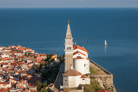 俯瞰教堂和沿海城市