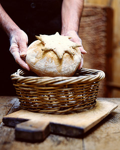 工匠之手摄影照片_自制的面包被放进篮子里