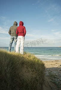 中苏友谊塔摄影照片_凝视海景的成熟夫妇法国布列塔尼滨海卡马雷特