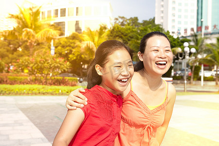 珠海摄影照片_中年妇女和女儿漫步广东珠海中国