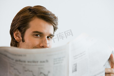 男人看着报纸