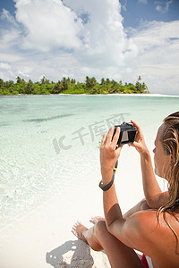 拍照旅游景点摄影照片_马尔代夫北胡瓦杜环礁岛上的一名女子在拍照