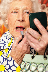 老年镜摄影照片_上了年纪的妇女涂口红