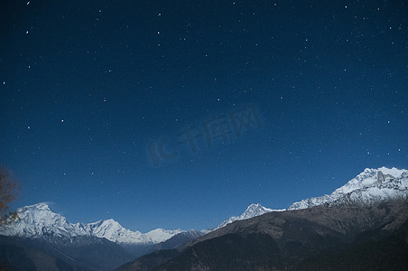 尼泊尔星空下白雪皑皑的山脉