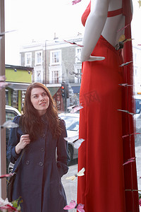 商品烟花摄影照片_城市街道上的女人橱窗购物