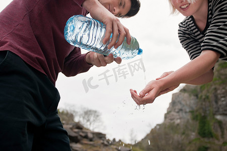 男人把水浇在女人的手上