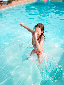 水花溅起视频摄影照片_女孩在游泳池里跳跃