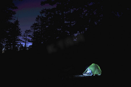 美国内华达州查尔斯顿山荒野小道夜间露营的年轻女子