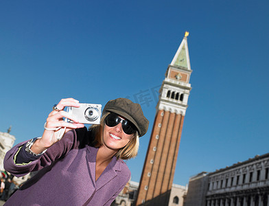 威尼斯的一名女子正在拍照