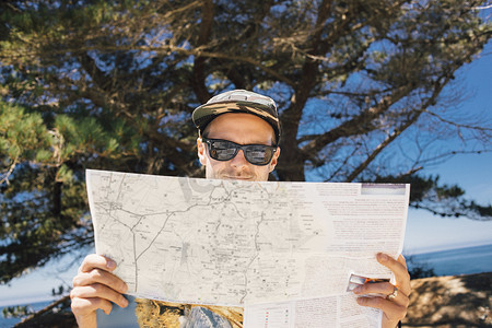 美国加利福尼亚州大瑟尔海岸的一名男子看地图
