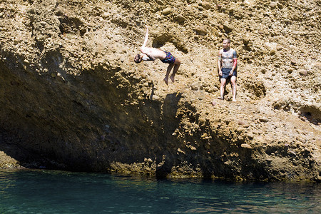 法国马赛两名年轻人从岩石上跳入海中