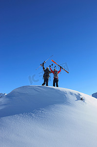 战胜困难摄影照片_山顶上的滑雪者