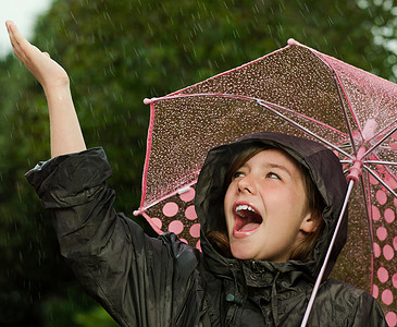 少女撑着雨伞摄影照片_撑着伞唱歌的女孩