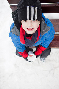 在一个寒冷的冬日微笑的男孩