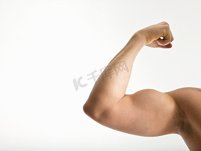 男人伸展肌肉