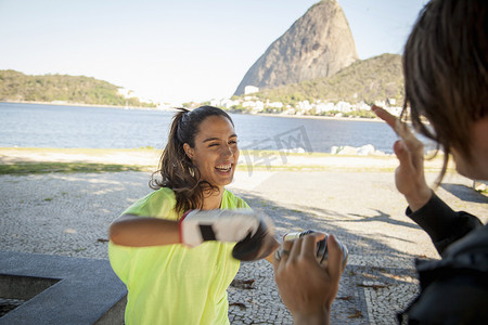 学舞蹈的女孩摄影照片_女拳击手与私人教练一起训练巴西里约热内卢