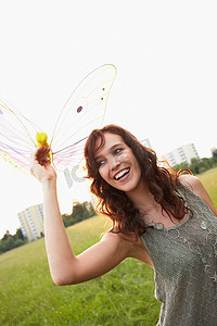 一名女子近距离抱着玩具蝴蝶