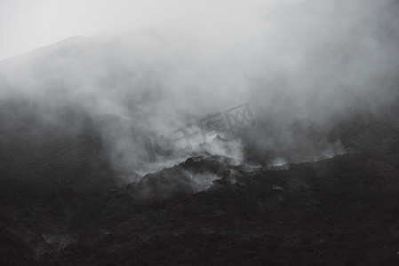 危地马拉安提瓜帕卡亚火山烟雾缭绕的火山景观