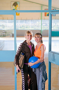 家庭温泉摄影照片_女儿和母亲在健身房