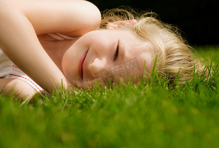 高帮摄影照片_一个女孩躺在草坪上的头像