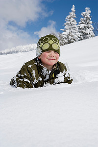 雪中男孩的肖像
