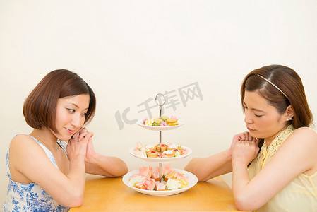 台湾小吃摄影照片_两个女人看着各式各样的糖果