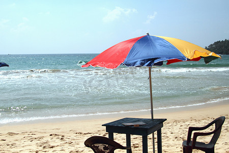 海滩上的桌子椅子和雨伞