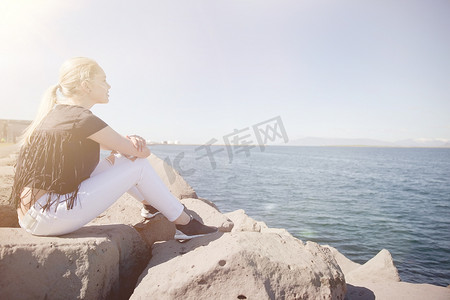 冰岛雷克雅未克十几岁的女孩眺望水景的侧影