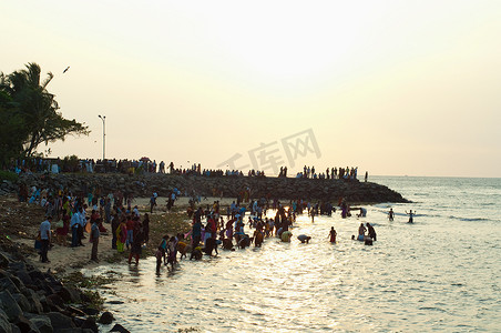 喀拉拉邦科钦的人群在傍晚的海里洗澡