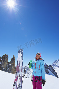 女滑雪运动员在法国格拉尼亚阿尔卑斯山的勃朗峰上喝水